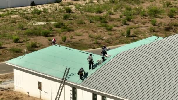 金属屋根を設置する空中ビデオ屋根 ボニタビーチの住宅ブームフロリダ州の不動産 — ストック動画