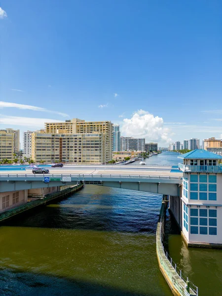 Vertikale Luftaufnahme Hallandale Beach Boulevard Zugbrücke Über Die Küstenwasserstraße — Stockfoto