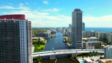 Hallandale Beach Bulvarı Köprüsü 'nün sahil içi su yolu üzerindeki hava görüntüleri.