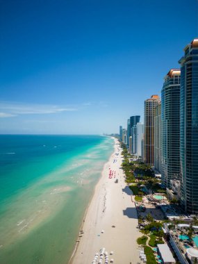 Dikey hava fotoğrafı okyanus manzaralı evler Sunny Isles Sahili FL