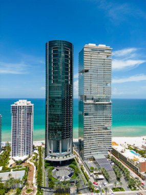 Dikey hava fotoğrafı Turnberry Ocean Club Residences ve Porsche Design Tower Sunny Isles Beach FL