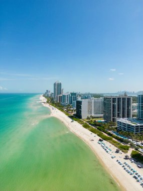 Miami Beach FL 'de 60. caddeye yakın dikey hava fotoğraflı deniz manzaralı evler.