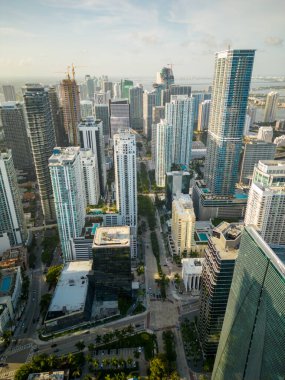 Miami Brickell şehir merkezinde dikey hava fotoğrafı