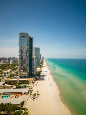 Dikey hava fotoğrafı okyanus manzaralı evler Sunny Isles Sahili FL