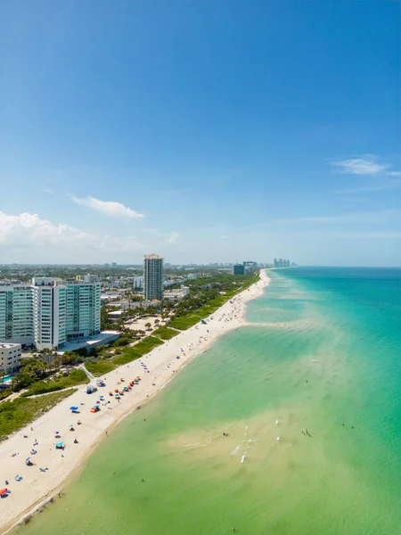 Miami Beach FL 'de 60. caddeye yakın dikey hava fotoğraflı deniz manzaralı evler.