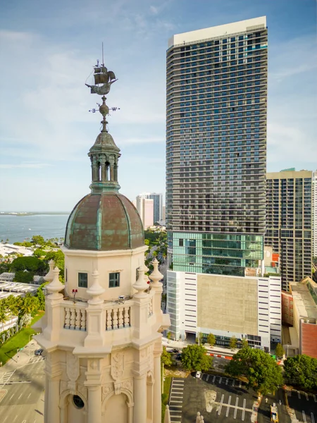 Dikey Hava Fotoğrafı Miami Özgürlük Kulesi — Stok fotoğraf