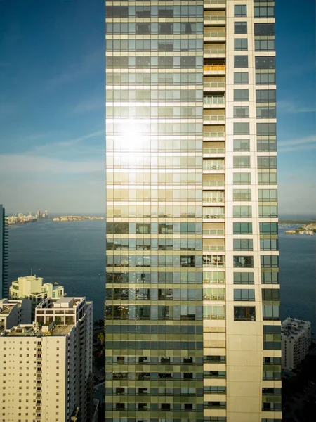 Edificio Highrise Con Reflejo Solar Vidrio —  Fotos de Stock