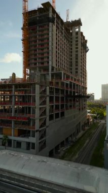 Vinçleri olan dikey hava aracı video inşaat alanı