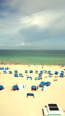 Sahilde okyanusa uçan küçük bir hava aracı.