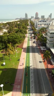 Dikey İHA Miami Plajı Florida yolu ve bisiklet yolu