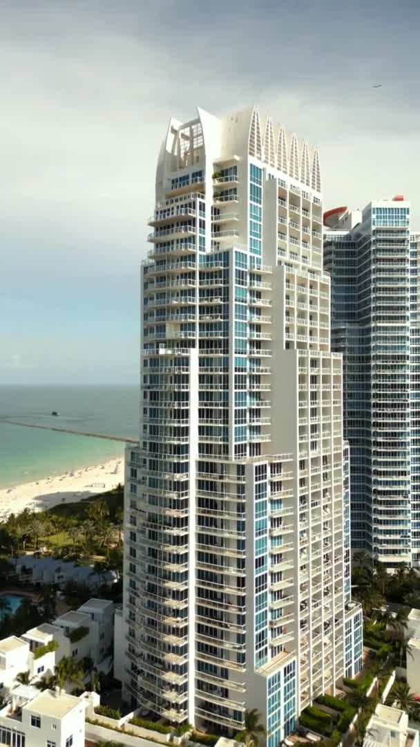 Pionowe Antenowe Panning Dron Strzał Wieżowiec Apartamenty Miami Beach — Wideo stockowe