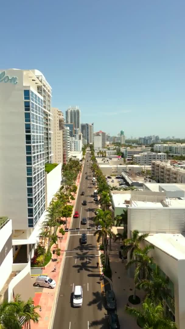 Verticale Antenne Drone Video Miami Beach Collins Avenue Door 68Th — Stockvideo