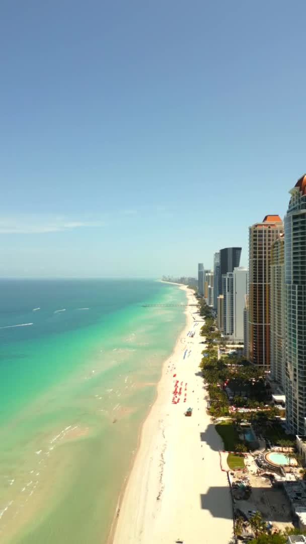 Verticale Antenne Stijging Onthullen Strand Torens Sunny Isles Miami — Stockvideo