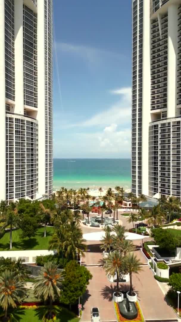 Vertical Aerial Video Trump Towers Sunny Isles Beach — Stockvideo