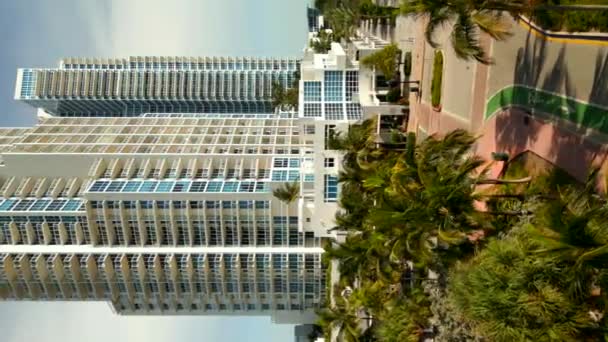 4K连续塔迈阿密海滩的垂直航拍 — 图库视频影像
