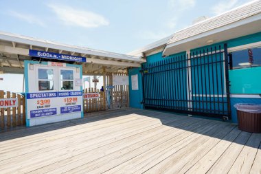 Virginia Plajı 'ndaki tahta kaldırım ve rıhtım.