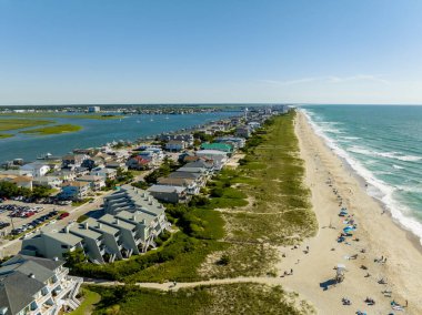 Wrightsville 'deki deniz kenarındaki evler ve kiralık tatil yerleri.