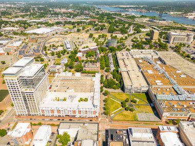 Norfolk şehir merkezinin MacArthur Center Parkı 'nın yanındaki hava aracı fotoğrafı.