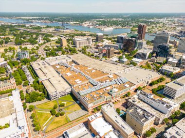 Norfolk VA şehir merkezindeki Macarthur Merkezi 'nin hava aracı fotoğrafı.