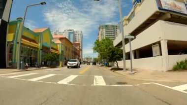 Virginia Beach Atlantic Bulvarı 'ndaki tatil köyleri ve apartmanlar.