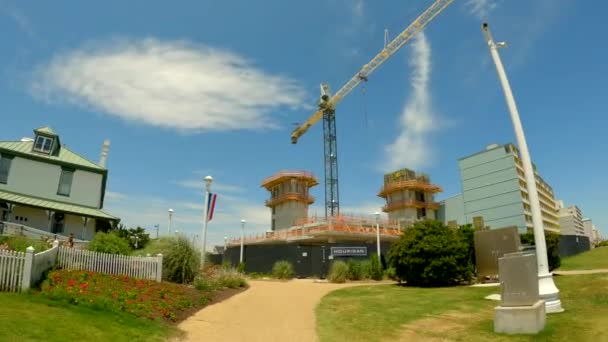 在2022年6月左右 Moxy酒店在弗吉尼亚海滩木板路的建筑工地 — 图库视频影像