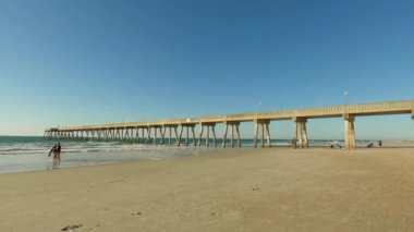 Wrightsville Sahili ve Kuzey Carolina İskelesi. 4k 60p stabilize hareket videosu