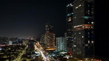 Gece hava hızlandırılmış video Sunny Isles Sahili Miami FL deniz kıyısındaki apartman daireleri
