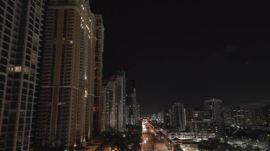 Şehirdeki gökdelenlerin yukarıdan açılı hava görüntüsü