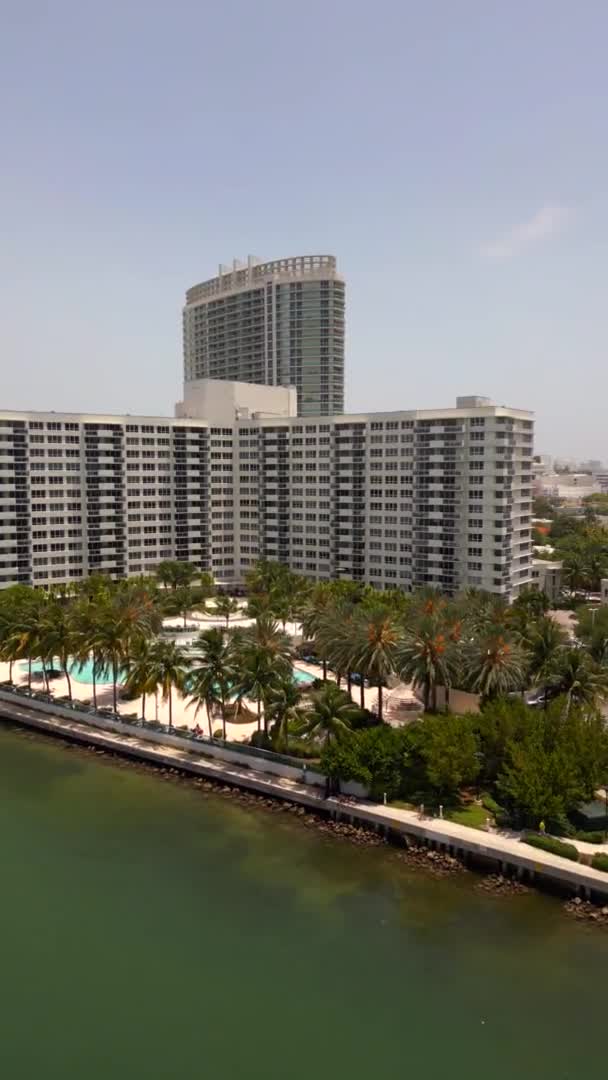 Pionowe Wideo Dronem Powietrznym Flamingo Miami Beach Ekskluzywny Budynek Apartamentowca — Wideo stockowe
