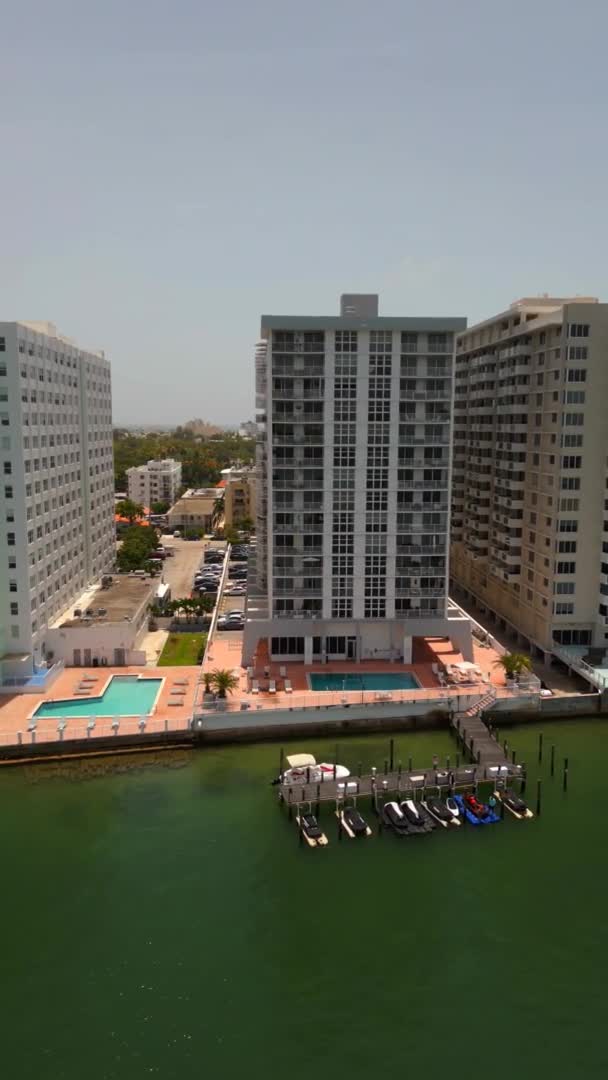 Orientacja Pionowa Antena Wideo Miami Beach Nabrzeżne Apartamenty Kurorty Jachty — Wideo stockowe