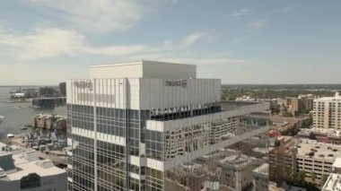 Hava görüntülerinde Norfolk VA üstgeçidi Truist Bank Tower Hampton Roads Donanma Müzesi 'nde USS Wisconsin savaş gemisi görüldü.