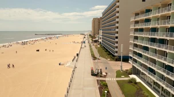 Aerial Video Tourists Visiting Virginia Beach Boardwalk — Stok video