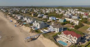 Corolla Beach NC 'deki evler. 5k drone videosu