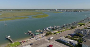 Wrightsville NC 'de teknesi olan hava video evleri. ABD 5k drone klibi.