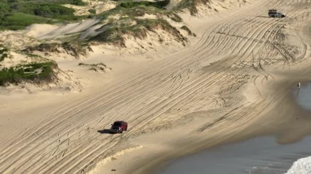 Video Aereo Rosso Pick Camion Guida Sulla Sabbia Della Spiaggia — Video Stock