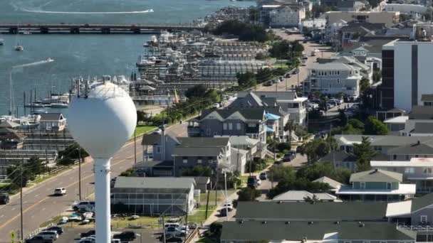 Luchtfoto Generieke Kustplaats Met Watertoren — Stockvideo