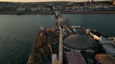 Brighton Palance İskelesi İngiltere 'deki bir lunaparkın hava yörüngesi.