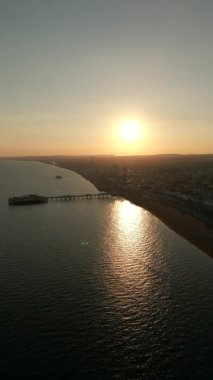 Brighton Beach rıhtımının dikey hava aracı videosu.