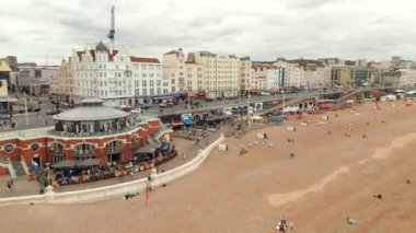 Brighton Sahili yaz mevsimi titreşimleri 2022 dolaylarında