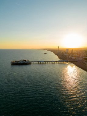 Brighton Sahili 'nin üzerinde dikey fotoğraf günbatımı