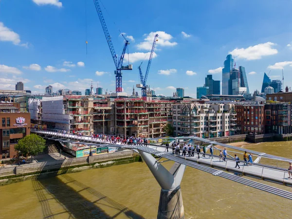 Persone Che Camminano Sul Millennium Bridge Londra Regno Unito — Foto Stock