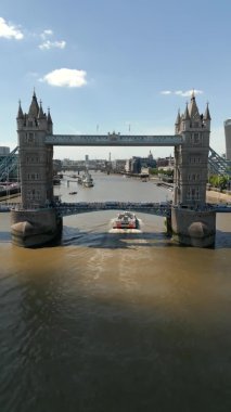 Londra Köprüsü 4k dikey hava kulesi.