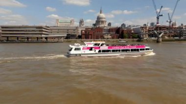 Londra Gözü Nehri Milenyum Köprüsü altında Thames Nehri 'nde