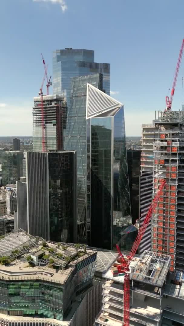 Vertical Drone Video Downtown London Highrise Skyscrapers — Vídeo de stock