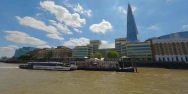 Londra Thames 'e giden hiperlapse nehir teknesi