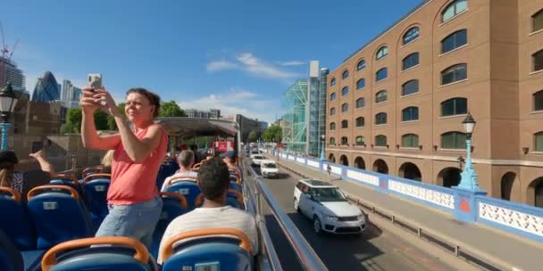 Woman Tourists Standing Take Photo Tour Bus — 图库视频影像