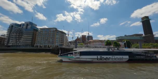 Motion Video Riverside House Corporate Office Uber Boat River Thames — Vídeos de Stock