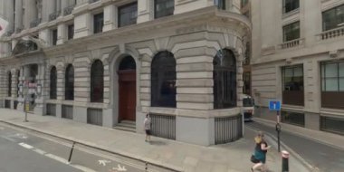 Londra 'nın aşağısındaki inşaat alanlarının yanından geçiyorum.