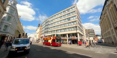 Panning, Londra 'yı otobüs durağında vurdu.