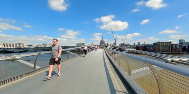 Walking Tour Pov Millennium Bridge London River Thames — Video Stock